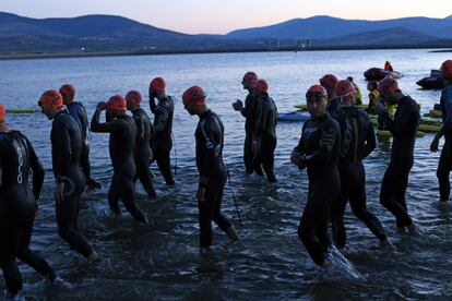 Más de 350 deportistas han participado este domingo en el triatlón 'Madrid Km0', que ha partido desde la localidad de Buitrago de Lozoya y ha concluido en la Puerta del Sol. En la imagen, participantes en el pantano de Buitrago de Lozoya.