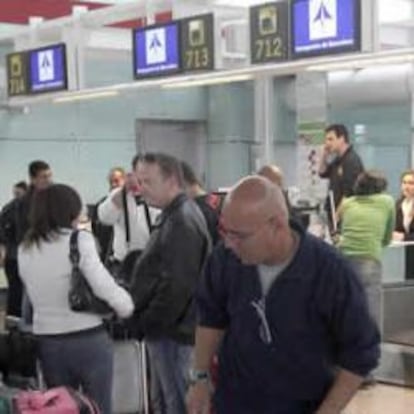 Varias personas descansan hoy en la T1 del aeropuerto de El Prat (Barcelona)