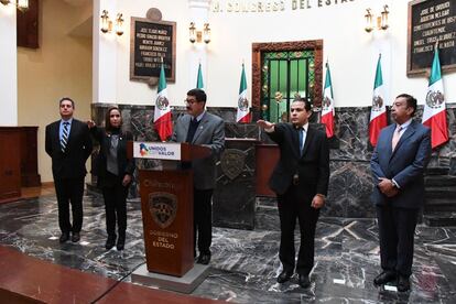 A la izquierda, junto al entonces Gobernador corral, el exfiscal González jurando por su antiguo cargo, el 24 de octubre de 2022.