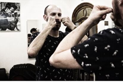 Vicenç Moretó és un dels barbers més mediàtics de la ciutat. La barberia, situada al cor del Raval, té una llarga tradició familiar de barbers des del 1959. Avui, aquest barber és un dels professionals més reconeguts en l’àmbit nacional. La seva barberia combina l’estil clàssic amb les tendències més innovadores en les barbes actuals.
