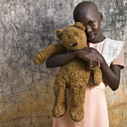 No es fácil ser niños en Ruanda, un país que este año ha conmemorado el 24º aniversario de la matanza que costó casi un millón de vidas de tutsis y hutus. Pero, a pesar de todo, hay que seguir adelante. "La niña que aparece en esta foto está abrazando a algo muy especial para ella. No es un osito, es su osito", explica Muñoz.