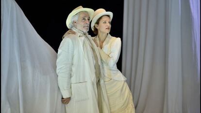 Lluís Marco y Esther Bové, en un momento de la obra del TNC.