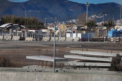 Obras y material acumulado en el Prat