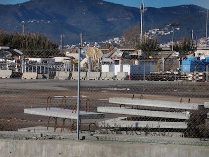 Material acumulado en El Prat para las obras de la lanzadera ferroviaria al aeropuerto.