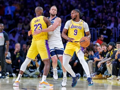 LeBron y su hijo Bronny, en una acción ante Joe Ingles, de los Timberwolves.