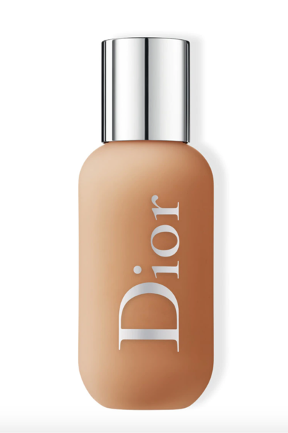 Backstage (Face&Body Foundation) de Dior. El fondo de maquillaje favorito de los maquilladores de la maison: ofrece una textura ligera y fluida de efecto ‘segunda piel’, es resistente al agua y crea una película invisible sobre la piel que resiste a las situaciones más difíciles. La firma, por supuesto, lo ha comprobado: “duración en condiciones extremas -sesiones de deporte, contacto con el agua, temperaturas altas o ambiente húmedo- en el 91% de las mujeres”.