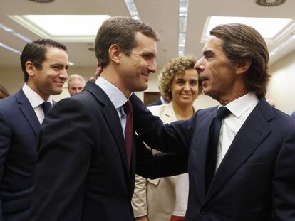 Pablo Casado abraça Aznar a la seva arribada a la comissió d'investigació sobre finançament il·legal del PP al Congrés.