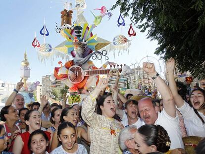 La &#039;bellea&#039; de la hoguera S&eacute;neca Autobuses, el presidente y &#039;foguerers&#039; celebrando la victoria. 