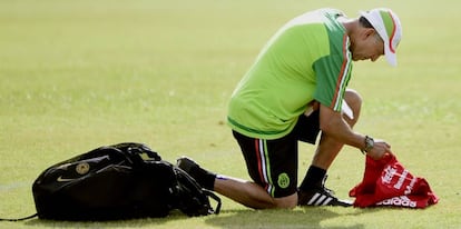 Osorio durante un entrenamiento con México, en su tobillo derecho luce su bolígrafo azul