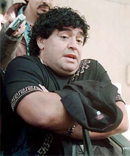 Maradona sale del tribunal bonarense donde se ha condenado al ex juez argentino Bernasconi.