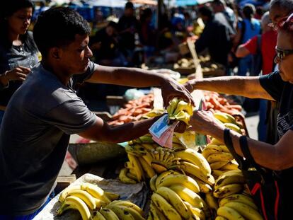 Una mujer compra fruta en un mercado de Caracas este miércoles.