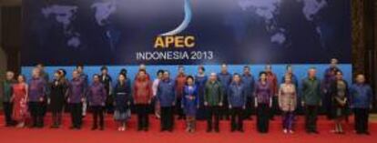 Foto de familia de la Cumbre del Foro Asia-Pacífico (APEC) en la isla indonesia de Bali.