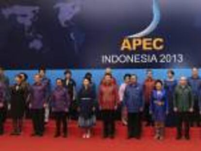 Foto de familia de la Cumbre del Foro Asia-Pacífico (APEC) en la isla indonesia de Bali.