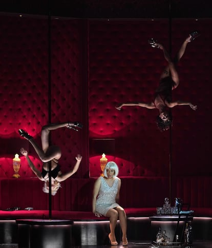 Las bailarinas Mero González (a la izquierda) y La Galgue (a la derecha) con Julia Bullock en 'Theodora' en el Teatro Real.