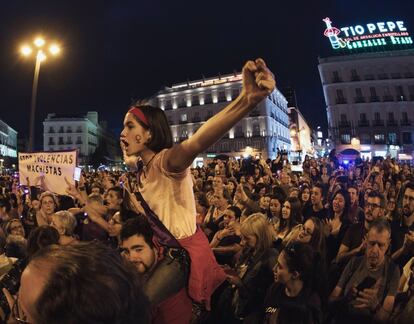 Concentración nocturna en la Puerta del Sol de Madrid convocada por colectivos feministas para reclamar la erradicación de la violencia machista y la actitud del grupo municipal de Vox en el Ayuntamiento de Madrid. El partido de extrema derecha participó en una concentración de protesta por el asesinato de una mujer mostrando una pancarta distinta a la oficial, el 20 de septiembre de 2019.