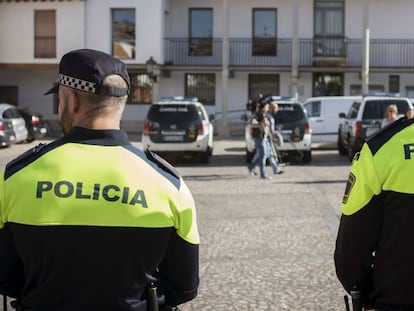 Polic&iacute;as frente al ayuntamiento de Valdemoro (Madrid) en el transcurso de una operaci&oacute;n anticorrupci&oacute;n.