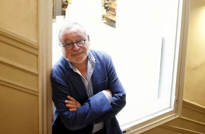 El fil&oacute;sofo y escritor Fernado Savater en la librer&iacute;a La Central, en Madrid.