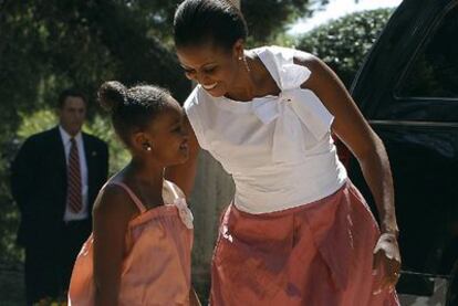 La primera dama estadounidense, Michelle Obama, y su hija Sasha han llegado al Palacio de Marivent en torno a las 12.30. Minutos antes, su avión, el <i>Air Force Two</i>, había aterrizado en el aeródromo militar de Son Sant Joan procedente de Málaga, donde llegaron el pasado miércoles para unas breves vacaciones en España a las que pondrán fin hoy, tras el almuerzo con los Reyes.