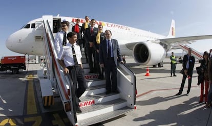 El consejero delegado de Iberia Express, Luis Gallego, junto a la tripulaci&oacute;n del vuelo inaugural de la filial de Iberia.