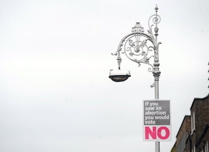 Un póster en contra del aborto colocado en una farola, antes de la celebración de un referéndum sobre la legalización del aborto, en Dublin (Irlanda).