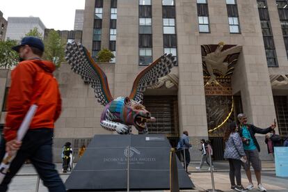 ”En la cultura zapoteca tenemos veinte animales y tenemos la creencia de que nos protegen, y hay tres de poder que son los que quisimos traer para este momento especial: el jaguar, que es el animal terrenal, el águila, que representa el poder visual, y la serpiente, representada en la cola del águila y que puede vivir en tres mundos”, dijo el escultor oaxaqueño Jacobo Ángeles.