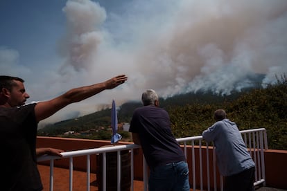 Helicópteros trabajaban el viernes en el pueblo de Aguamansa, en el municipio de La Orotava, que ha sido evacuado a consecuencia de la cercanía del incendio forestal.
