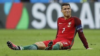 Cristiano, tras caer lesionado en la final de la Eurocopa contra Francia.