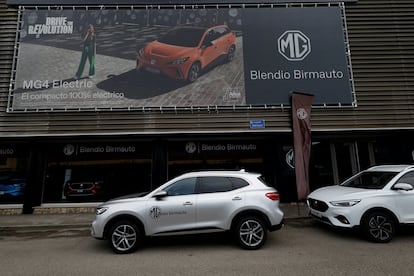 Un cartel del coche eléctrico MG-4 EV de la compañía china SAIC, en un concesionario en Santander, el pasado junio.