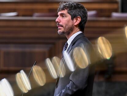 El ministro de Cultura, Ernest Urtasun, interviene en el pleno que se celebra este jueves en el Congreso de los Diputados.