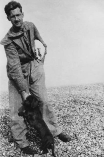 El escritor George Orwell en Southwell Beach, en 1934.