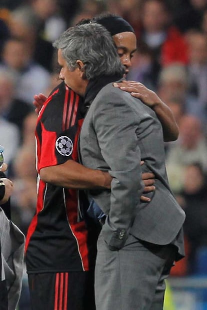 Mourinho abraza a Ronaldinho.