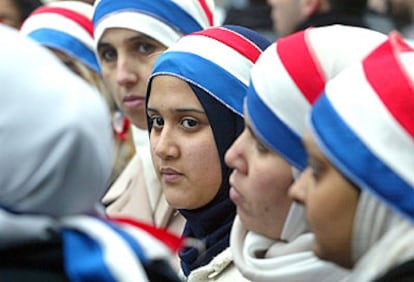 Musulmanas con velo y la bandera francesa en la cabeza se manifestaron el pasado sábado en París.