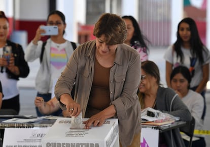 Delfina Gómez, la candidata de Morena al Gobierno del Estado de México, ha ejercido su derecho al voto a las ocho y media de este domingo en Texcoco, donde reside. En la imagen, Gómez deposita su voto en una urna. 