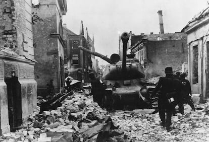 Combate entre soldados alemanes y soviéticos en Mitau (Letonia), en verano de 1944.