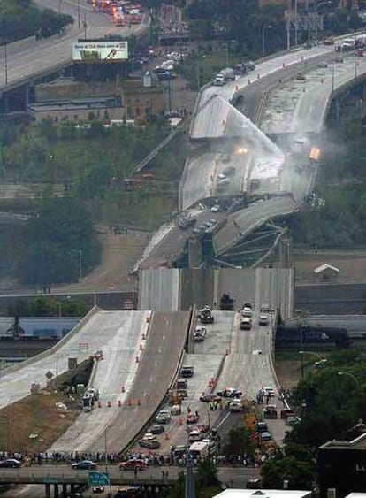 Curiosos y equipos de rescate junto al puente destrozado sobre el río Misisipi, en Minneapolis (Minnesota).