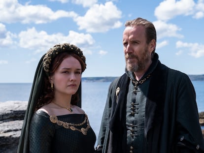 Olivia Cooke y Rhys Ifans en ' La casa del dragón', precuela de 'Juego de tronos' y uno de los contenidos estrella de HBO Max en el plano global para la próxima temporada.