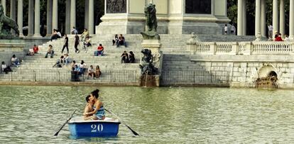 El lago del parque del Retiro, con el monumento a Alfonso XII.