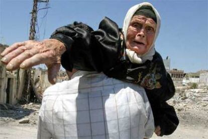 Una anciana libanesa, rescatada de la destruida ciudad de Bin Yebel.