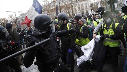 Un grupo de 'chalecos amarillos' se enfrenta a la policía antidisturbios en el centro de la capital francesa.