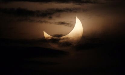 Instante en que se produce un eclipse anular de sol hoy, lunes 21 de mayo de 2012, visto desde Manila (Filipinas). El eclipse fue visible desde China hasta Texas (EE.UU)