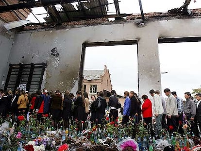 Un grupo de estudiantes visita la escuela de Beslán destruida tras el asalto terrorista de septiembre de 2004.