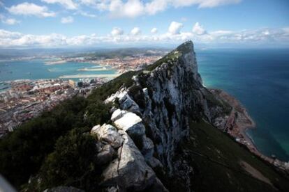 Vista aérea del Peñón de Gibraltar y, al fondo, la Bahía de Algeciras.