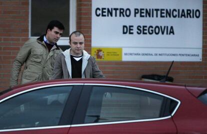 Ángel Carromero (right) leaves the Segovia prison after he was granted his freedom by penitentiary officials.