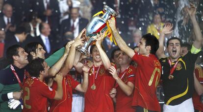 Los jugadores de la selección española levantan el trofeo que les proclama campeones de la Eurocopa 2008 después de vencer a la selección de Alemania, en el estadio Ernst Happel de Viena (Austria).