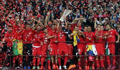 Los jugadores del Sevilla celebran el triunfo con el trofeo de la Liga Europa, en Varsovia. El equipo de Unai Emery gana ante el Dnipro su cuarta Liga Europa.