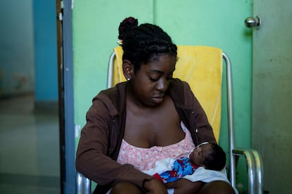 Una mujer internada con su bebé en el hospital Maternidad Obrera en La Habana, Cuba, el 21 de marzo de 2026.