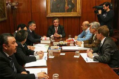 Reunión de los integrantes de la comisión técnica que elabora el reglamento de la futura gestora de Marbella.