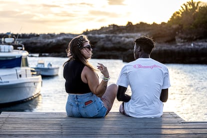 Melisa González, de 28 años, junto a Mamadou, un senegalés de 16 años al que ha adoptado y a quien el sistema ha declarado mayor de edad.