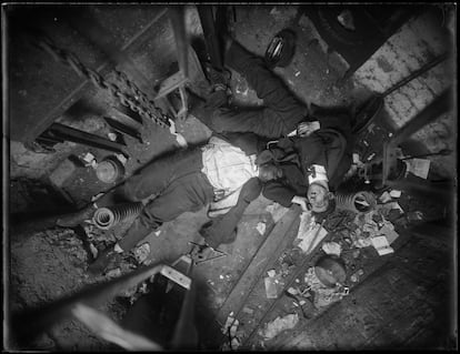 Los cuerpos del operador de ascensores Robert Green (izquierda) y del ingeniero Jacob Jagendorf permanecen en el hueco de un ascensor tras haber sufrido un accidente (Foto: New York City Municipal Archives, NYPD Evidence Collection)