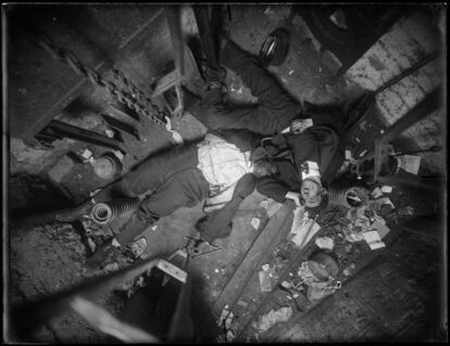 Los cuerpos del operador de ascensores Robert Green (izquierda) y del ingeniero Jacob Jagendorf permanecen en el hueco de un ascensor tras haber sufrido un accidente (Foto: New York City Municipal Archives, NYPD Evidence Collection)